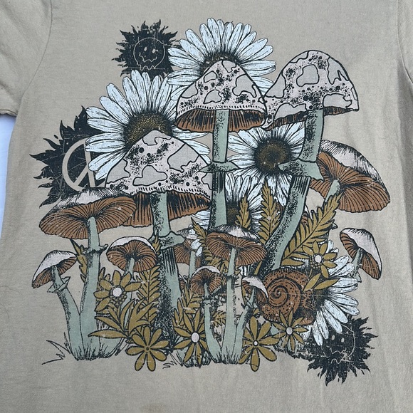 Tree Hugger Mushrooms 🍄 graphic tee front& back print Sand size XS - Picture 2 of 6